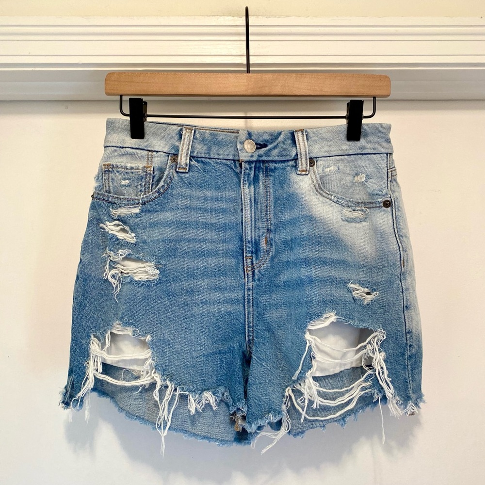 American Eagle Curvy Mom Short women’s size 2 high rise denim distressed